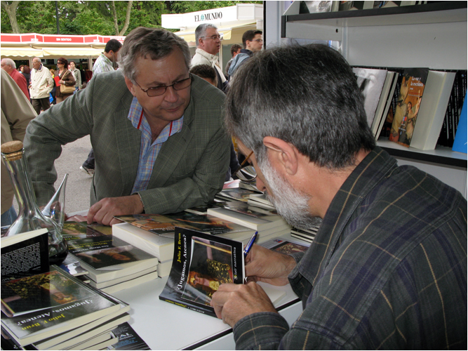 Firmando en la Feria del Libro